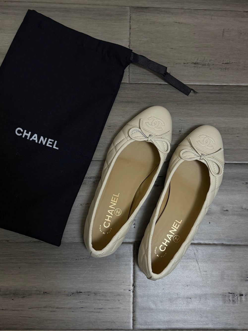 CHANEL Cream Quilted Leather Ballet Flats with Bow and CC Motif